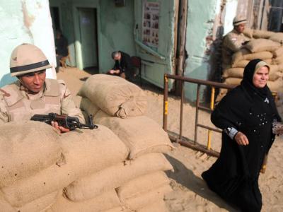 Eine Ägypterin verlässt ein schweer bewachtes Wahllokal. Foto: Fouad Garnousy/Almasry Alyoum Wahllokal