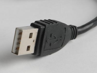 Manipulierte USB-Sticks oder -Kabel dienen offenbar der NSA zum Ausspionieren von Rechnern, die gar nicht mit dem Internet verbunden sind. Foto: Armin Weigel/Archiv USB-Kabel
