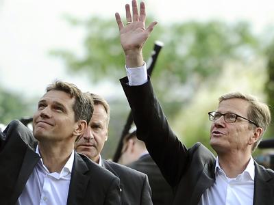 Guido Westerwelle und sein Lebenspartner Michael Mronz (l.) nach der Stimmabgabe zur Bundestagswahl in Bonn. Foto: Marius Becker/Archiv Westerwelle und Mronz