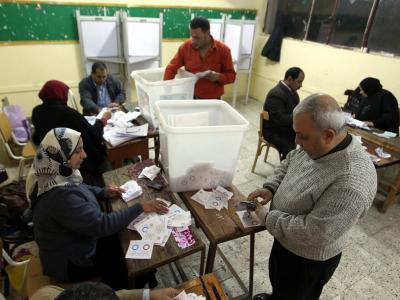 Nach dem Boykottaufruf der Muslimbrüder ist die Wahlbeteiligung nicht sehr hoch gewesen. Foto: Khaled Elfiqi Auszählung in Kairo