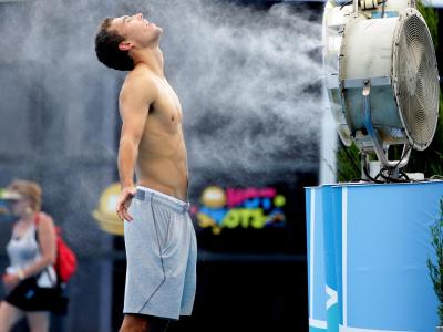 Tennisprofi Jerzy Janowicz hält sich derzeit gerne bei einem der wassersprühenden Ventilatoren auf. Foto: Fiona Hamilton Hitze