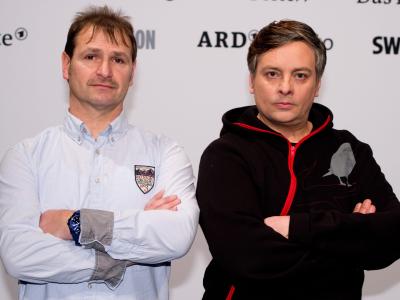 Justizopfer Harry Wörz (l.) und der Schauspieler Rüdiger Link posieren am Rande einer Pressevorführung des Films "Unter Anklage: Der Fall Harry Wörz"