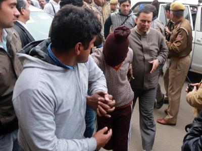 Nach der Vergewaltigung einer Dänin wird ein Tatverdächtiger in Neu-Delhi von Polizisten abgeführt. Foto: Money Sharma Dritter Verdächtiger nach Vergewaltigung in Indien festgenommen