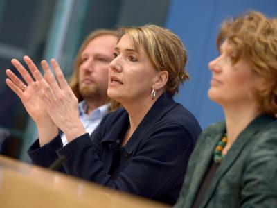 Anton Hofreiter, Simone Peter und Eveline Lemke (l-r) stellen in Berlin ein Eckpunktepapier der Grünen zur Energiewende vor. Foto: Rainer Jensen Grüne stellen Eckpunktepapier Energiewende vor