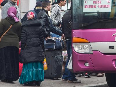 Männer, Frauen und Kinder warten am Hauptbahnhof in Frankfurt am Main auf einen der täglichen Linienbusse nach Rumänien. Foto: Boris Roessler Pendelverkehr nach Rumänien