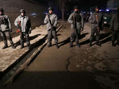 Afghanische Polizei sichert den Anschlagsort ab. Foto: S. Sabawoon Kabul