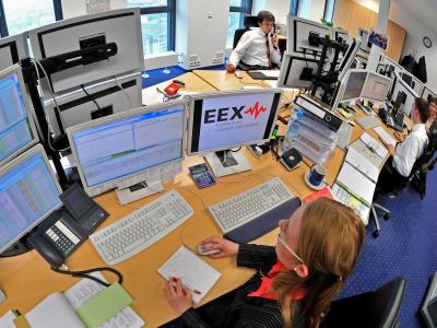 An der Energiebörse EEX werden auch CO2-Zertifikate gehandelt. Foto: Hendrik Schmidt/Archiv Energiebörse EEX