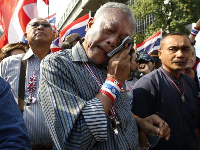 Tränen in Bangkok: Oppositionsführer Suthep Thaugsuban, nachdem er vom Tod eines Regierungsgegners erfahren hat. Foto: Rungroj Yongrit Tränen in Bangkok