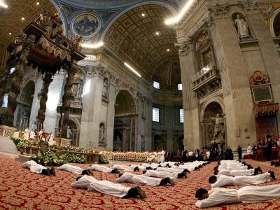 Pristerweihe im Petersdom. Foto: Claudio Onorati Priesterweihe im Vatikan