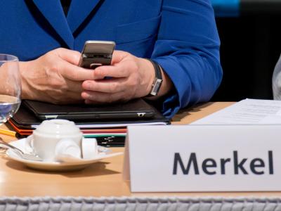 Angela Merkel und ihr Handy: Angeblich hält der Generalbundesanwalt einen Anfangsverdacht wegen des von der NSA ausgespähten Handys der Kanzlerin für begründbar. Foto: Stefan Sauer/Archiv Merkel mit Handy