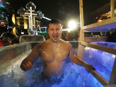 Frieren für Gott und die Gesundheit: Traditionelles Eisbad in Moskau. Foto: Yuri Kochetkov Eisbad