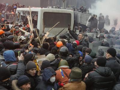 Der nicht mehr ganz unumstrittene Oppositionsführer Vitali Klitschko zwischen den Fronten. Foto: Sergey Dolzhenko Proteste in der Ukraine