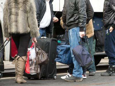Passagiere warten auf den Linienbus nach Rumänien. Viele Migranten aus dem Land sind laut Experten hoch qualifiziert. Foto: Boris Roessler/Archiv Pendelverkehr