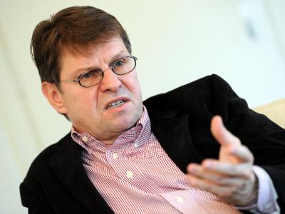 Ralf Stegner will den Kontakt zur Linken intensivieren, aber nicht, um unbedingt eine Koalition anzustreben. Foto: Carsten Rehder Ralf Stegner