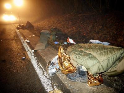 Ausrüstungsgegenstände der vom Auto erfassten Soldaten. Foto: Thomas Frey Auto fährt in Marschgruppe