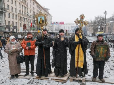 Ukrainische Priester zwischen den Fronten: Im Hintergrund die Protestler, nicht im Bild die Front der Sicherheitskräfte. Foto: Sergey Dolzhenko Ukrainische Priester