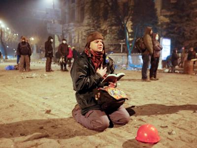 Hoffen auf Hilfe von oben. Ein Protestler betet mit der Biebel in der Hand. Foto: Sergey Dolzhenko Hoffen auf Hilfe von oben