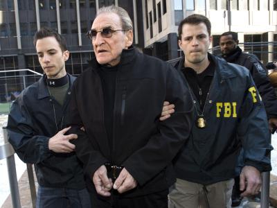 FBI-Agenten führen Vincent Asaro (M) in New York ab: Der 78-Jährige soll maßgeblich am sogenannten Lufthansa-Raub im Dezember 1978 beteiligt gewesen sein. Foto: Justin Lane Vincent Asaro in New York