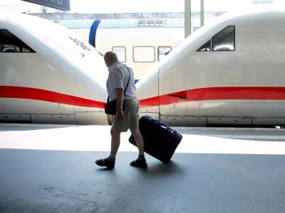 Ein Mann geht am 09.07.2013 am Hauptbahnhof in Hannover an einem geteilten ICE vorbei. Foto: Julian Stratenschulte/Archiv ICE in Hannover