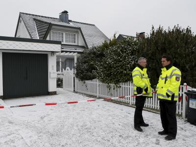 Polizisten stehen vor einem Haus im schleswig-holsteinischen Glinde. Hier sind am Morgen zwei tote Kinder gefunden worden. Foto: Paul Weidenbaum Familientragödie in Glinde mit zwei toten Kindern