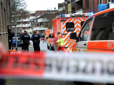 Rettungskräfte stehen in Mönchengladbach vor einem Haus. Bei einer Familientragödie ist eine Frau getötet worden. Foto: Hans-Peter Reichartz Familientragödie