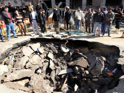 Bombenkrater vor dem Polizei-Hauptquartier in Kairo. Foto: Khaled Elfiqi Bombenkrater