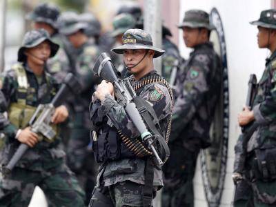 Philippinische Sicherheitskräfte im September 2013 während eines Einsatzes gegen die MNLF. Foto: Dennis M. Sabangan Im Einsatz