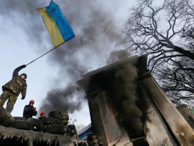 Ukrainische Flagge in Händen eines Regierungsgegners. Foto: Sergey Dolzhenko Ukrainische Flagge