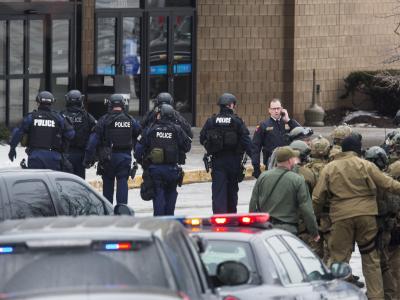 Polizei vor Einkaufszentrum in der Nähe von Washington in dem sich die Tat ereignete. Foto: Jim Lo Scalzo Schießerei in Einkaufszentrum
