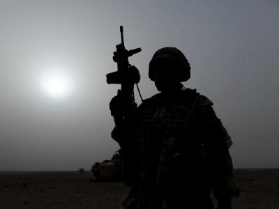 Ein Bundeswehrsoldat bei einem Einsatz nahe Kundus in Afghanistan. Foto: Maurizio Gambarini/Archiv Im Einsatz