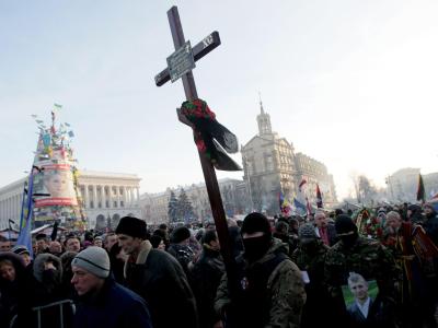 Ukrainische Regierungsgegner nehmen an einer Prozession zu Ehren eines getöteten Protestlers teil. Foto: Zurab Kurtsikidze Prozession auf dem Maidan
