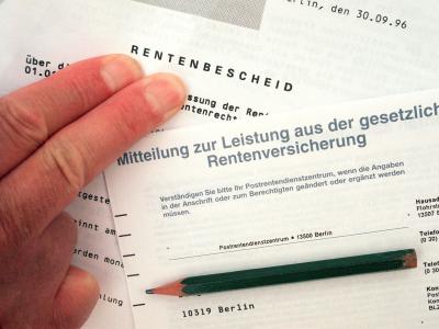 Der Entwurf von Arbeitsministerin Nahles sieht verbesserte Mütterrenten und die abschlagfreie Rente ab 63 für langjährig Versicherte vor. Foto: Jens Kalaene/Archiv Rentenbescheid