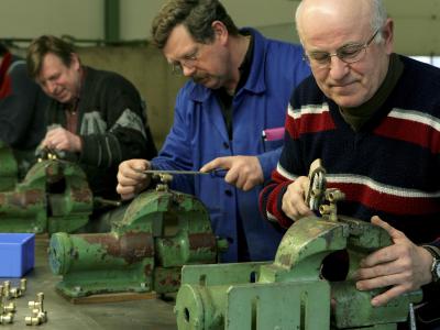 Im brandenburgischen Finsterwalde werden über 50-Jährige für ihren neuen Arbeitsplatz in der «Fabrik für Ältere» ausgebildet. Foto: Patrick Pleul/Archiv Ältere Arbeitnehmer