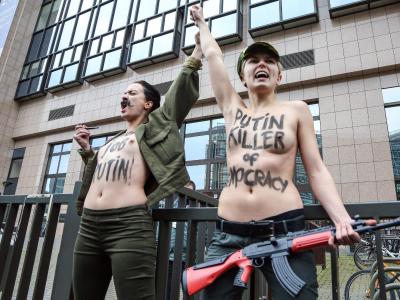 Femen begrüßt Putin in Brüssel. Foto: Olivier Hoslet Anti-Putin-Protest