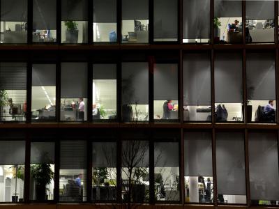Bürogebäude in Frankfurt am Main: Die Vorstellungen von Arbeitnehmern und Arbeitgebern über die letzten Jahren vor der Rente klaffen weit auseinander. Foto: Roland Holschneider/Archiv Bürohaus