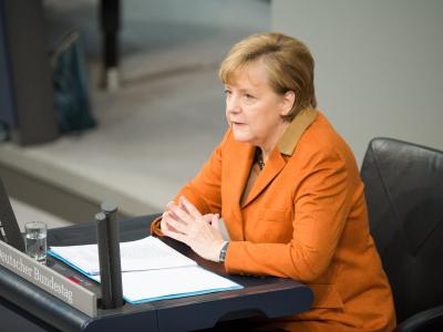 Wegen einer Verletzung bei einem Skiunfalls saß die Bundeskanzlerin während ihrer Rede. Foto: Maurizio Gambarini Bundestag