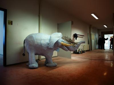 Ein Elefant aus Pappmaschee steht in Hoyerswerda in der umgebauten ehemaligen Förderschule. Hoyerswerda ist auf die Ankunft der ersten Asylbewerber vorbereitet. Foto: Arno Burgi Asylbewerberheim in Hoyerswerda