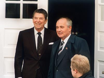 Der 1987 von Ronald Reagan und Michail Gorbatschow unterzeichnete Vertrag galt als ein Meilenstein auf dem Weg zur Beendigung des Kalten Krieges. Foto: Martin Athenstädt Reagan und Gorbatschow