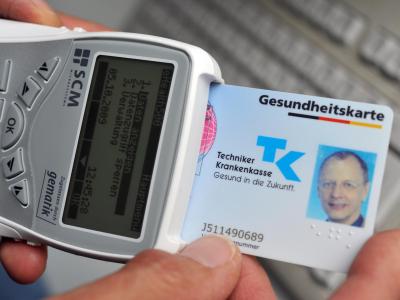 Die einzelnen Kassen sollen vom Einkommen abhängige Zusatzbeiträge von den Versicherten nehmen können. Foto: Bernd Thissen Gesundheitskarte