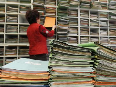 Akten mit Steuerunterlagen in einem Finanzamt. Foto: Armin Weigel/Archiv Finanzamt