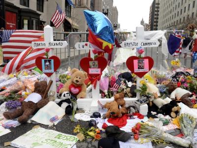 Blumen und Kreuze erinnern im April vergangenen Jahres in Boston an die Opfer des Anschlags. Foto: Michael Reynolds Gedenken
