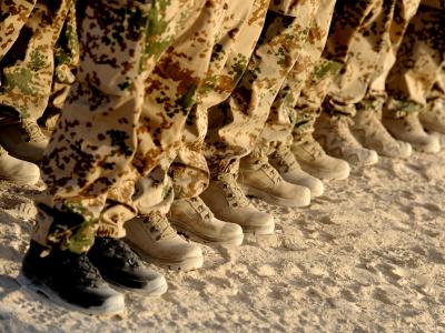 Soll sich die Bundeswehr international mehr engagieren? Mit einem klaren Nein beantworten die Deutschen das in einer Umfrage. Foto: Maurizio Gambarini Deutsche Soldaten in Auslandseinsatz