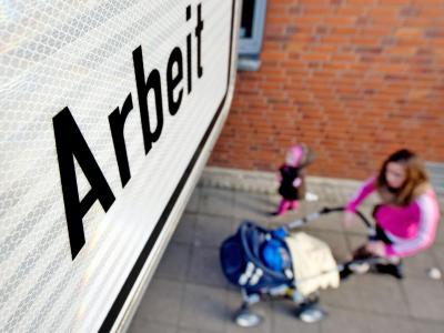 Bundesagentur für Arbeit in Hannover: Die Zahl der Hartz-IV-Aufstocker sinkt weiter. Foto: Julian Stratenschulte Arbeitsmarkt