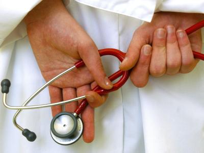 Gesetzlich oder privat versichert? Zwar verspricht die PKV besseren Service - doch Beitragserhöhungen sorgen immer wieder für Unmut. Die Zahl der Wechsler in die Privaten sinkt. Foto: Patrick Pleul Krankenversicherung