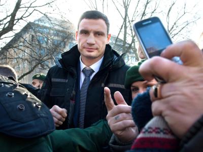 Er ist kein Präsident und kein Regierungschef, und doch ist er einer der Stars der Münchner Sicherheitskonferenz: Vitali Klitschko. Foto: Peter Kneffel Klitschko auf Protestdemo