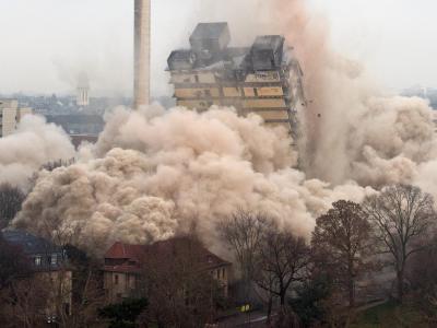 Rund 900 Kilogramm Sprengstoff bringen den ehemaligen Uni-Turm in Frankfurt am Main innerhalb weniger Sekunden zum Einsturz. Foto: Boris Roessler Sprengung Uni-Turm Frankfurt
