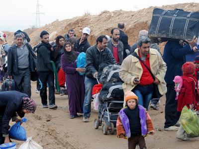 Syrische Flüchtlinge, die die Stadt Adra im Nordosten von Damaskus verlassen, nachdem die Stadt durch das syrische Militär evakuiert wurde. Foto: SANA Syrische Flüchtlinge