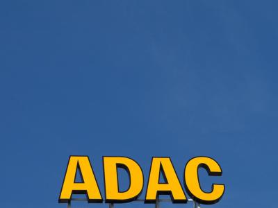 ARCADAC-Werbung des Automobilclubs in Halle/Saale. Foto: Jens Wolf/Archiv ADAC