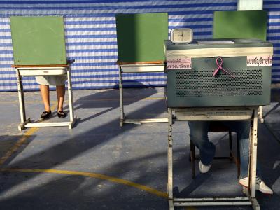 Stimmabgabe in einem Wahllokal in Bangkok. Wegen Blockaden konnte bei der Parlamentswahl in Thailand allerdings in zahlreichen Wahlbezirken nicht gewählt werden; ein Endergebnis wird vorerst nicht verkündet. Foto: Rungroj Yongrit Stimmabgabe