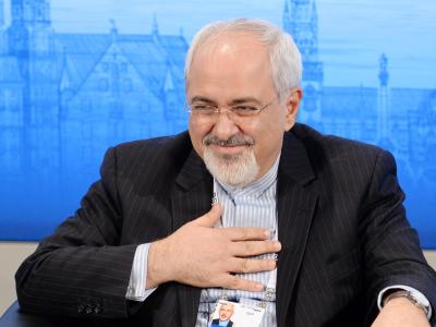 Der iranische Außenminister Mohamad Dschawad Sarif gestikuliert auf der Sicherheitskonferenz in München. Foto: Tobias Hase Sicherheitskonferenz